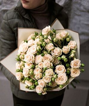 Большой букет  из 21 белой кустовой розы