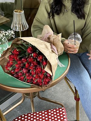 39 красных тюльпанов
