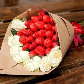 Букет из 7 роз с клубникой