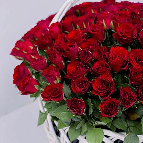 Композиция из 201 красной розы в корзине (Кения)