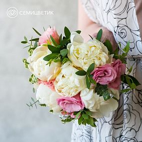 Свадебный букет из пионов, лизиантуса и эвкалипта