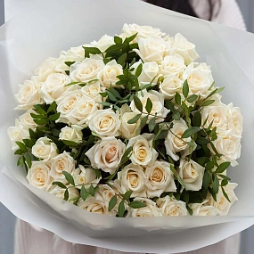 Букет из 51 белой розы 35-40 см (Россия) с фисташкой в прозрачной пленке