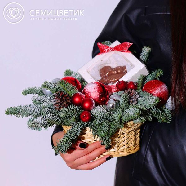 Новогодняя подарочная корзина с шоколадом ручной работы &quot;Лошадка&quot;