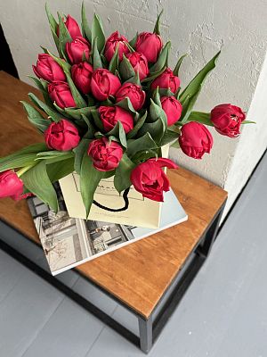 21 красный тюльпан