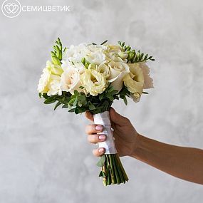 Свадебный букет из пионов, роз и фрезии