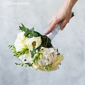 Свадебный букет из пионов, роз и фрезии