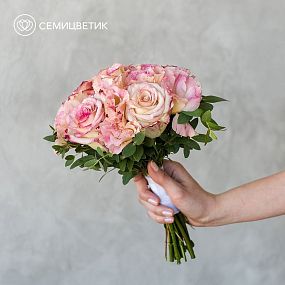 Свадебный букет из роз, лизиантуса и эвкалипта