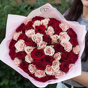 Букет из 51 красной и нежно-розовой розы 30 см (Кения) 