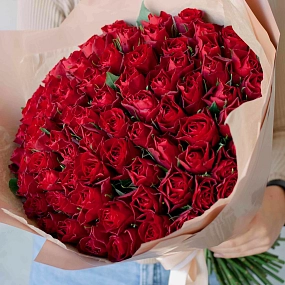 Букет из 75 красных роз 30 см (Кения) в кремовой пленке