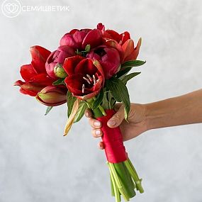 Свадебный букет из амариллиса и пионов