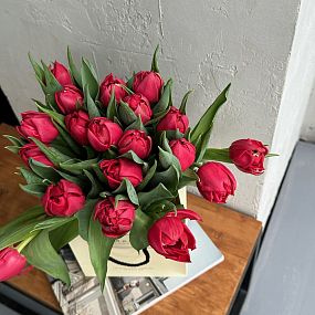 Букет из 21 красного тюльпана