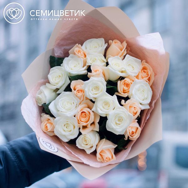Букет из 25 белых и кремовых роз 35-40 см (Россия)