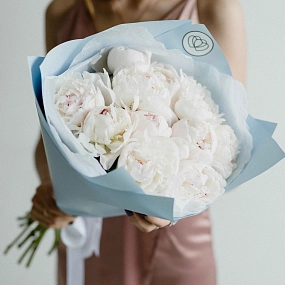 Букет из 11 нежно-розовых пионов Standart Plus в голубой пленке