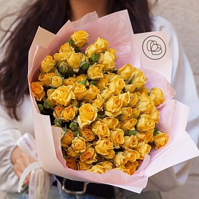 Букет из 19 желтых кустовых роз 40 см (Кения) в розовой пленке