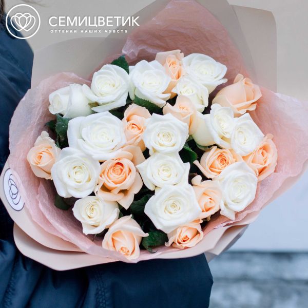 Букет из 25 белых и кремовых роз 35-40 см (Россия)