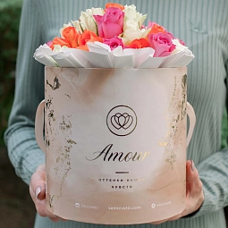 Букет в бежевой шляпной коробке Amour Mini из 31 розы микс в нежных тонах (Кения) Standart
