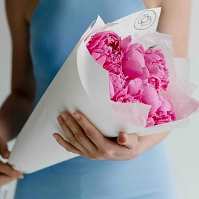 Букет из 7 ярко-розовых пионов Standart Plus в белой пленке