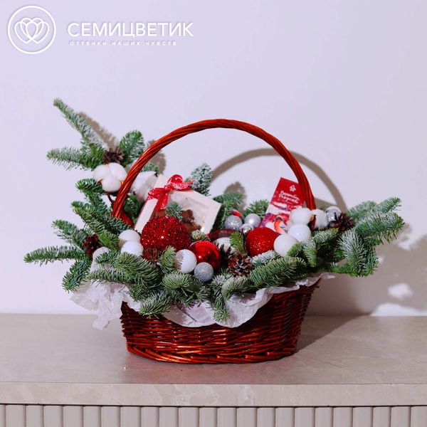 Новогодняя подарочная корзина с елью, свечой, диффузором и шоколадом ручной работы