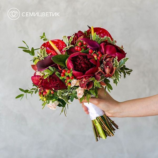 Свадебный букет из кустовой розы, антирринума и пионов