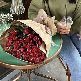 39 красных тюльпанов