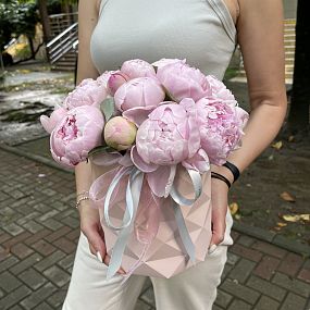 Коробочка с пионами