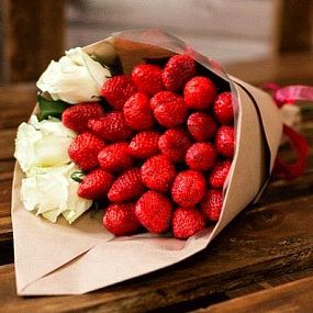 Букет из 3 роз с клубникой 