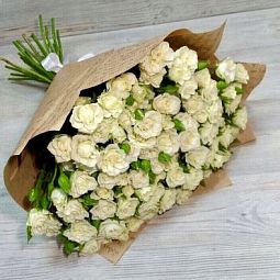 Букет из 31 кустовой белой розы