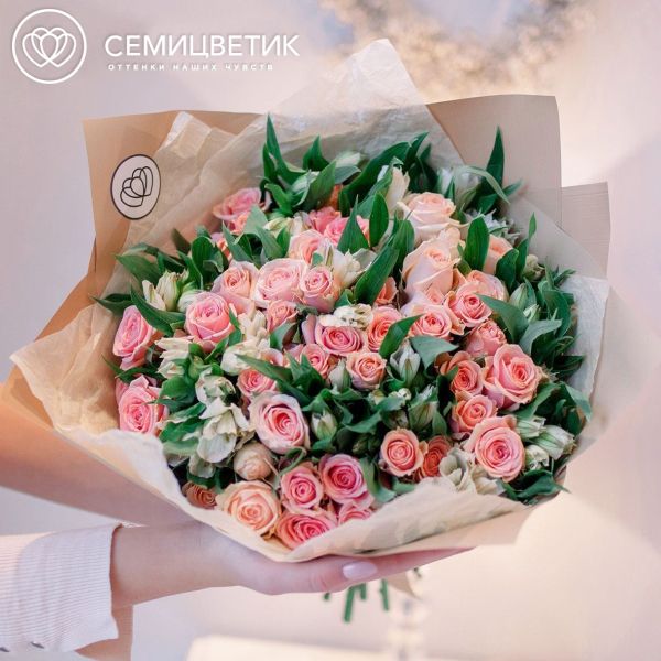 Букет из 13 белых альстромерий и 12 кустовых роз (Кения)
