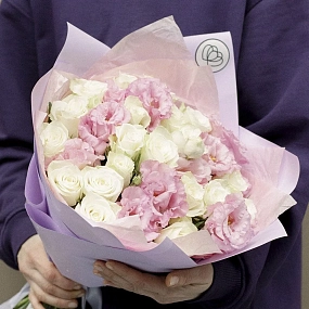 Букет из 20 белых роз 40 см (Кения) и 11 розовых лизиантусов в сиреневой пленке
