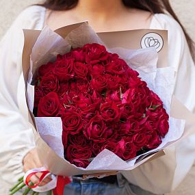 Букет из 19 красных кустовых роз 40 см (Кения)