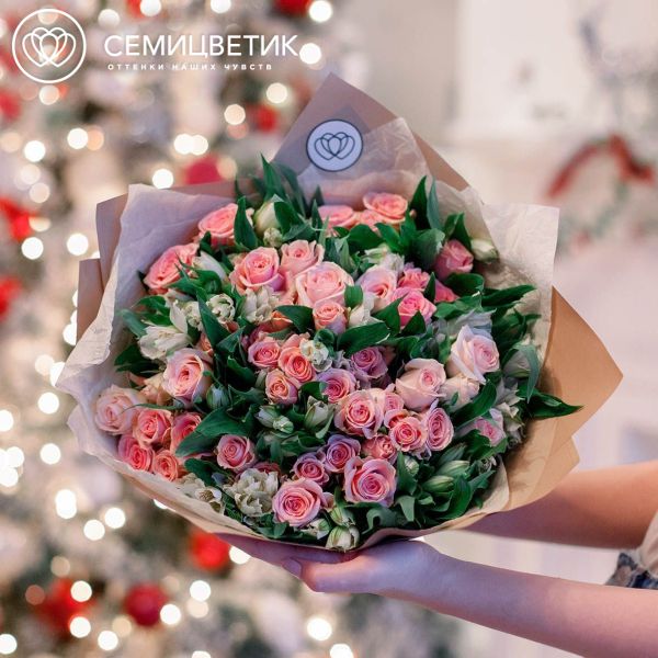 Букет из 13 белых альстромерий и 12 кустовых роз (Кения)